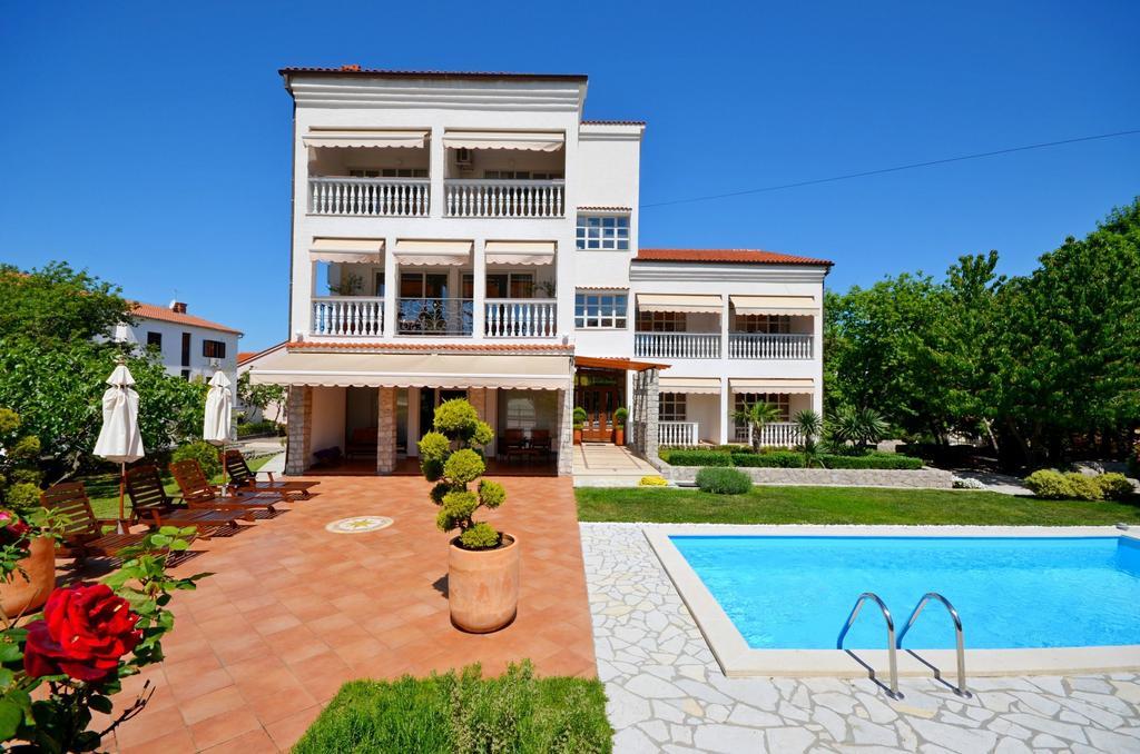 Apartments Sinisa Malinska Exterior photo